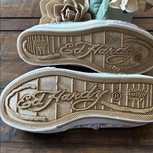Ed Hardy Cream and Red Sneakers with Artistic Flair - Picture 8 of 8